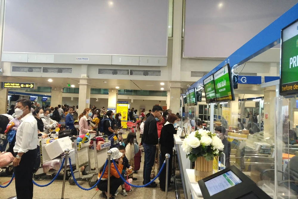 Sân bay Tân Sơn Nhất tấp nập khách đi lại dịp tết. Ảnh: PHONG ĐIỀN