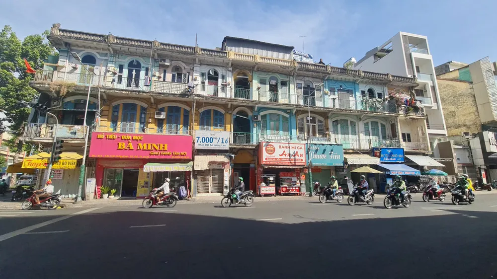 Hiện đã có 18/20 hộ dân ở chung cư 440 Trần Hưng Đạo di dời đến nơi tạm cư để đảm bảo an toàn. Ảnh: N.CHÂU Hiện đã có 18/20 hộ dân ở chung cư 440 Trần Hưng Đạo di dời đến nơi tạm cư để đảm bảo an toàn. Ảnh: N.CHÂU