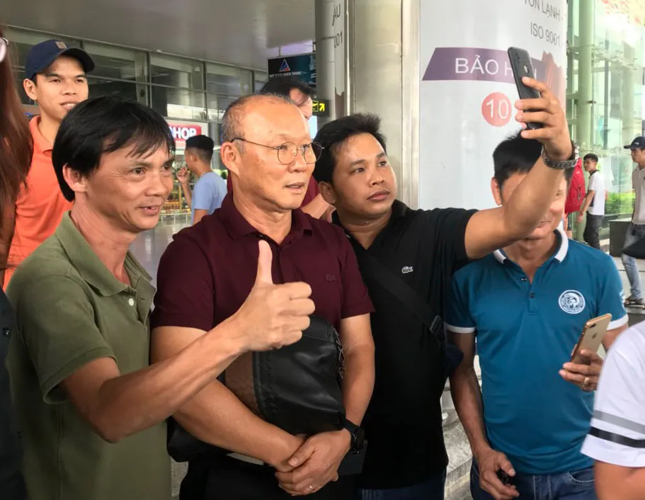 HLV Park Hang-seo và các fan bóng đá Việt Nam. Ảnh: CTV HLV Park Hang-seo và các fan bóng đá Việt Nam. Ảnh: CTV