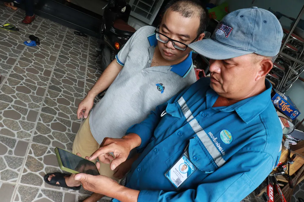 Nhân viên ngành nước đang ghi chỉ số đồng hồ nước tại nhà khách hàng. Ảnh: ĐT