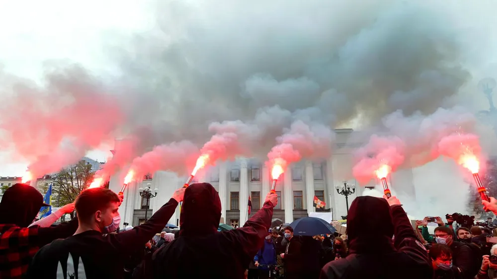 Đám đông biểu tình bên ngoài Quốc hội Ukraine hồi năm 2020 kêu gọi bộ trưởng nội vụ từ chức vì nghi ngờ tham nhũng. Ảnh: GETTY IMAGES