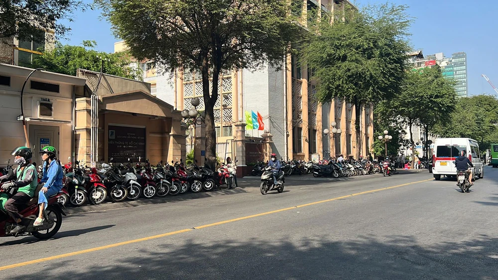 TP.HCM sẽ triển khai thu phí ở lòng đường, vỉa hè trong thời gian tới. Ảnh: ĐT TP.HCM sẽ triển khai thu phí ở lòng đường, vỉa hè trong thời gian tới. Ảnh: ĐT