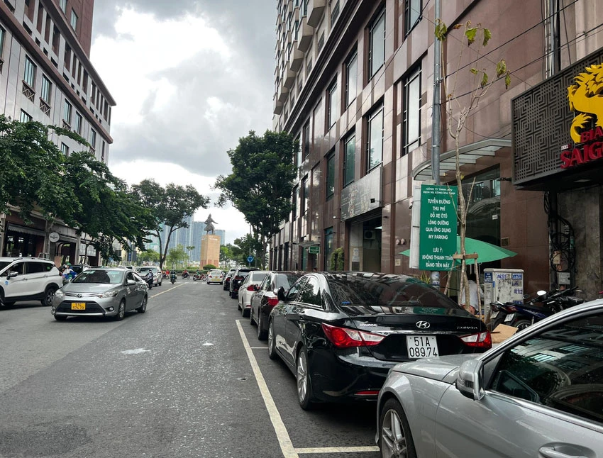 Thu phí giữ xe dưới lòng đường ở TP.HCM đang hoạt động ổn định. Ảnh: ĐT Thu phí giữ xe dưới lòng đường ở TP.HCM đang hoạt động ổn định. Ảnh: ĐT