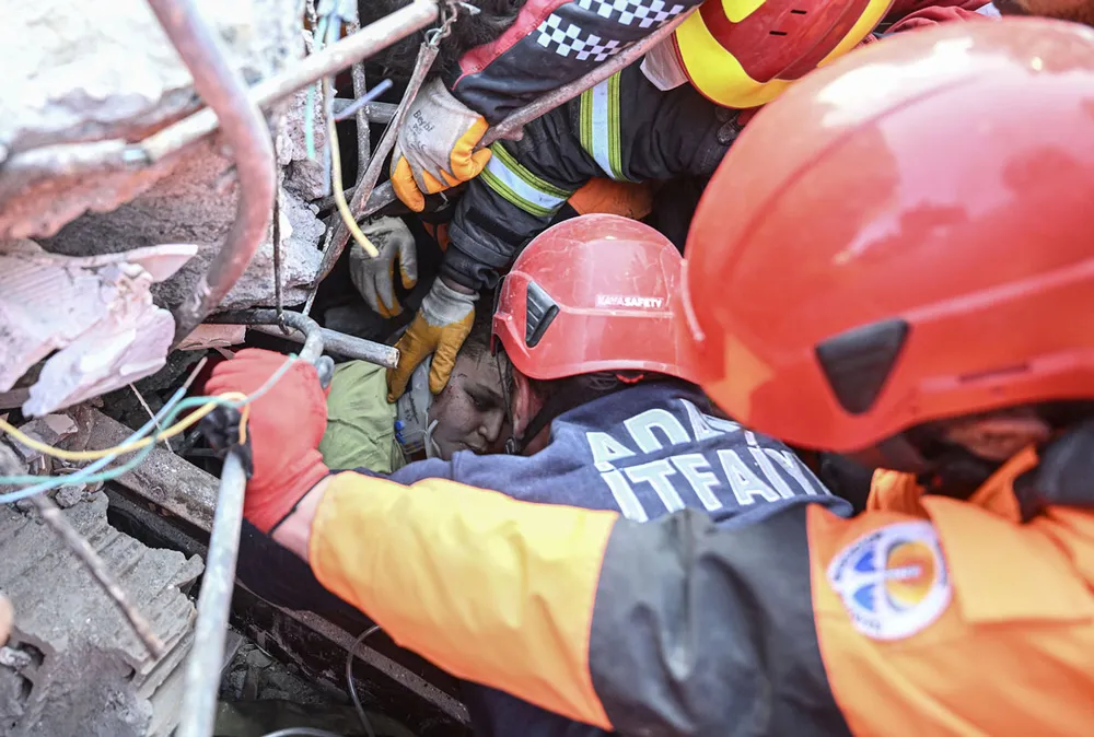 Cậu bé tên Kaan được cứu từ một tòa nhà bị sập ở huyện Antakya tỉnh Hatay (Thổ Nhĩ Kỳ) trong ngày 13-2. Ảnh: ANADOLU/GETTY IMAGES