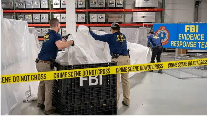 Nhân viên FBI xử lý khí cầu Trung Quốc được thu thập sau khi bị bắn rơi ngoài khơi bang South Carolina, tại phòng thí nghiệm của FBI ở thị trấn Quantico thuộc bang Virginia (Mỹ). Ảnh: FBI