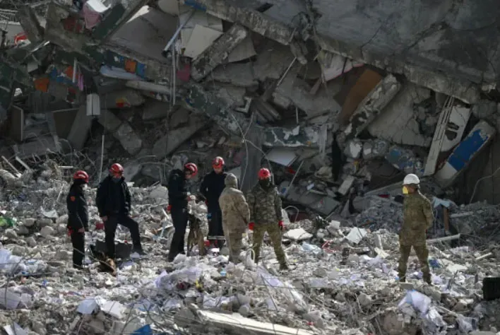 Công tác tìm kiếm nạn nhân vẫn tiếp tục ở tỉnh Kahramanmaras (Thổ Nhĩ Kỳ). Ảnh: AFP