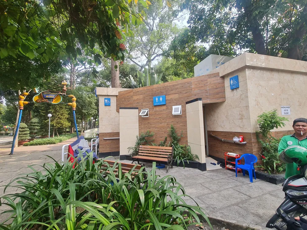 Nhà vệ sinh công cộng ở Công viên Tao Đàn quận 1. Ảnh: NGUYỄN CHÂU Nhà vệ sinh công cộng ở Công viên Tao Đàn quận 1. Ảnh: NGUYỄN CHÂU