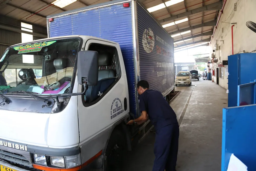 Hiện các trung tâm đăng kiểm ở TP.HCM hoạt động ổn định, không xảy ra tình trạng ùn tắc như thời điểm cuối năm 2022. Ảnh: TỰ SANG Hiện các trung tâm đăng kiểm ở TP.HCM hoạt động ổn định, không xảy ra tình trạng ùn tắc như thời điểm cuối năm 2022. Ảnh: TỰ SANG