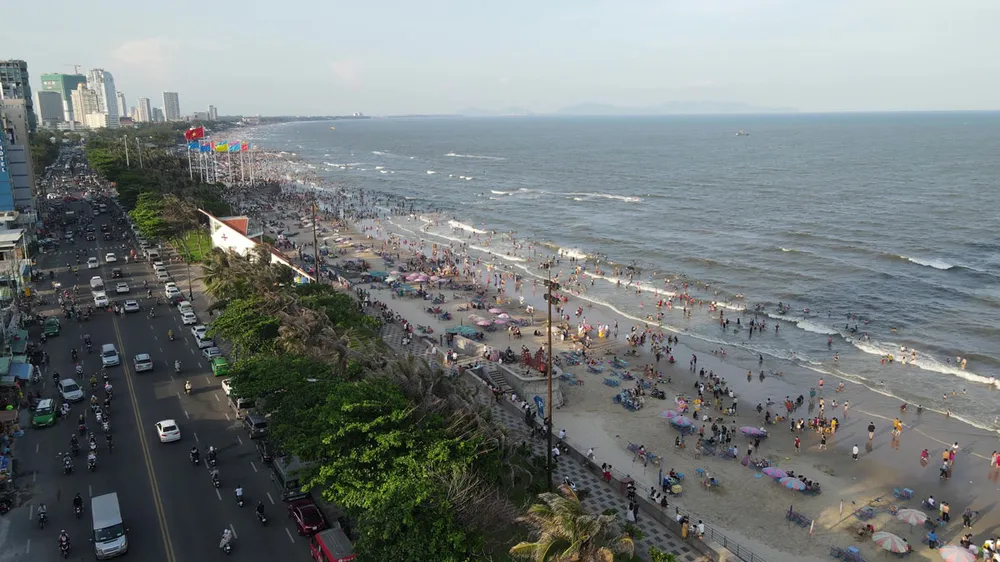 Bãi Sau của TP Vũng Tàu đang thu hút rất đông du khách đến tham quan, nghỉ dưỡng. Ảnh: TK