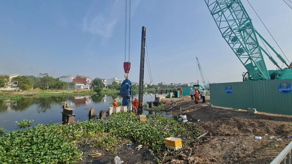 Ngay sau lễ khởi công, đơn vị thi công đã bắt đầu công tác thi công dự án. Ảnh: NGUYỄN CHÂU