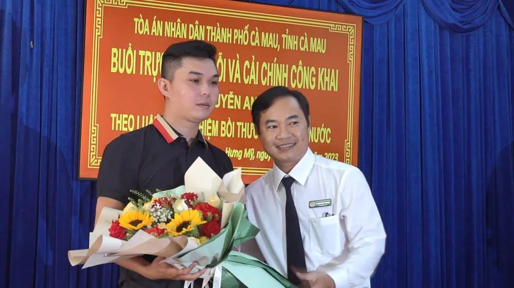Anh Duy nhận hoa từ đại diện TAND TP Cà Mau tại buổi xin lỗi oan vào chiều 2-3. Ảnh: TRẦN VŨ