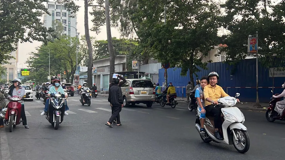 Có vạch kẻ làn ưu tiên cho người đi bộ nhưng người qua đường vẫn phớt lờ. Ảnh: Đ.TRANG Có vạch kẻ làn ưu tiên cho người đi bộ nhưng người qua đường vẫn phớt lờ. Ảnh: Đ.TRANG