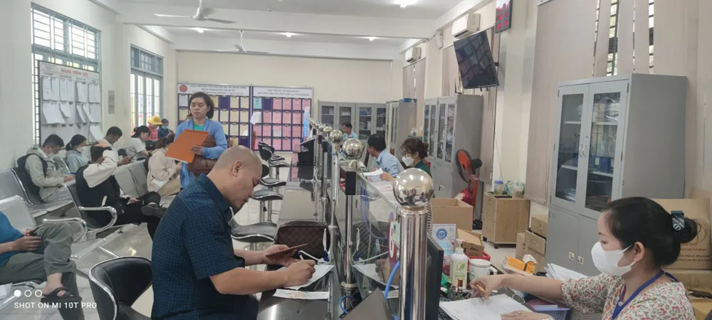 Người dân đến UBND phường 5, quận Gò Vấp thực hiện các thủ tục hành chính. Ảnh: NH