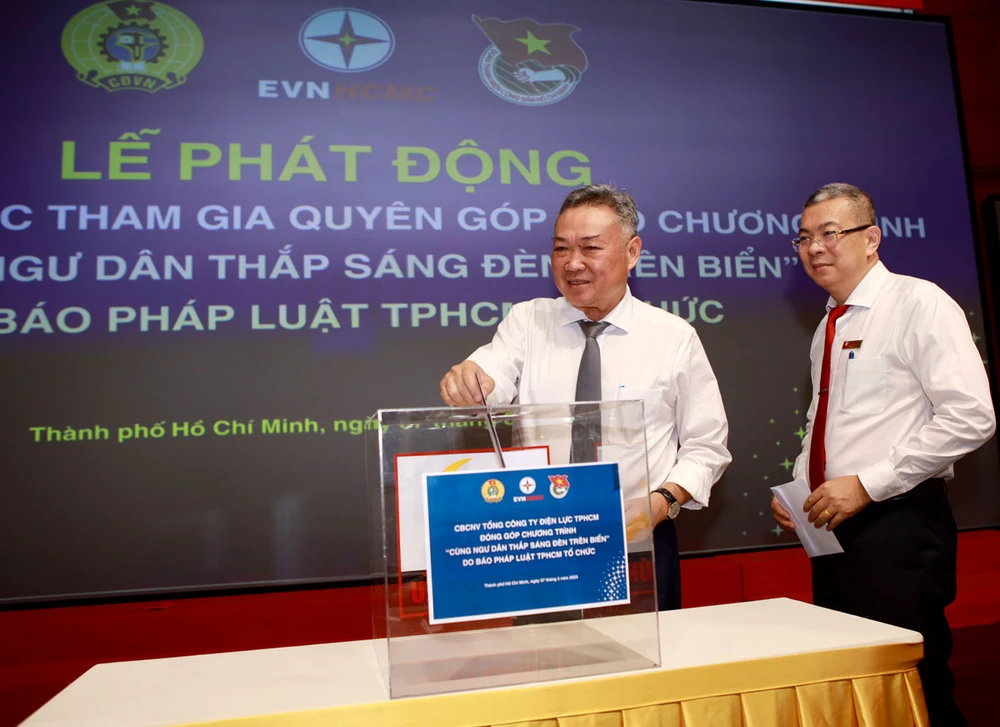 Ông Phạm Quốc Bảo, Chủ tịch HĐTV EVNHCMC và ông Nguyễn Văn Thanh, Tổng giám đốc EVNHCMC, tiên phong ủng hộ, cùng kêu gọi EVNHCMC đồng hành với chương trình “Cùng ngư dân thắp sáng đèn trên biển”. Ảnh: NGUYỆT NHI
