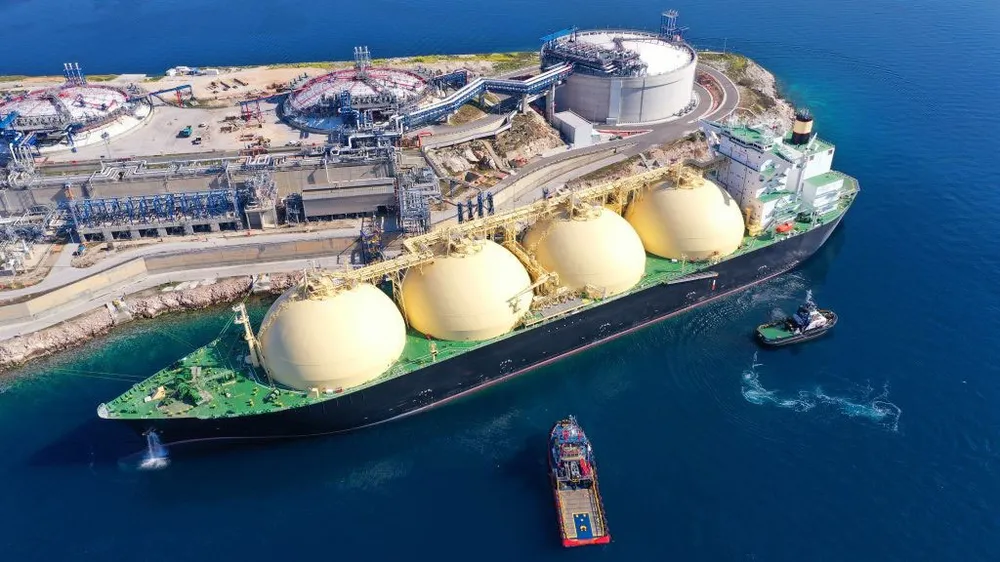 Tàu chở khí hóa lỏng (LNG) của Mỹ cập cảng châu Âu. Ảnh: EURACTIV