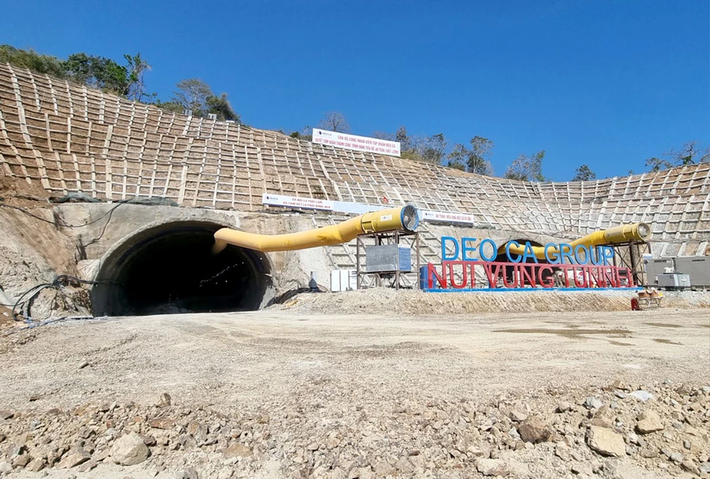 Hầm Núi Vung đang chậm tiến độ do gặp địa chất yếu. Ảnh: NT Hầm Núi Vung đang chậm tiến độ do gặp địa chất yếu. Ảnh: NT