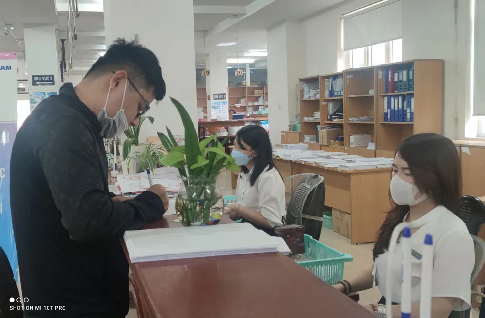 Người lao động đến cơ quan BHXH thực hiện các thủ tục liên quan đến BHXH. Ảnh: NGUYỄN HIỀN