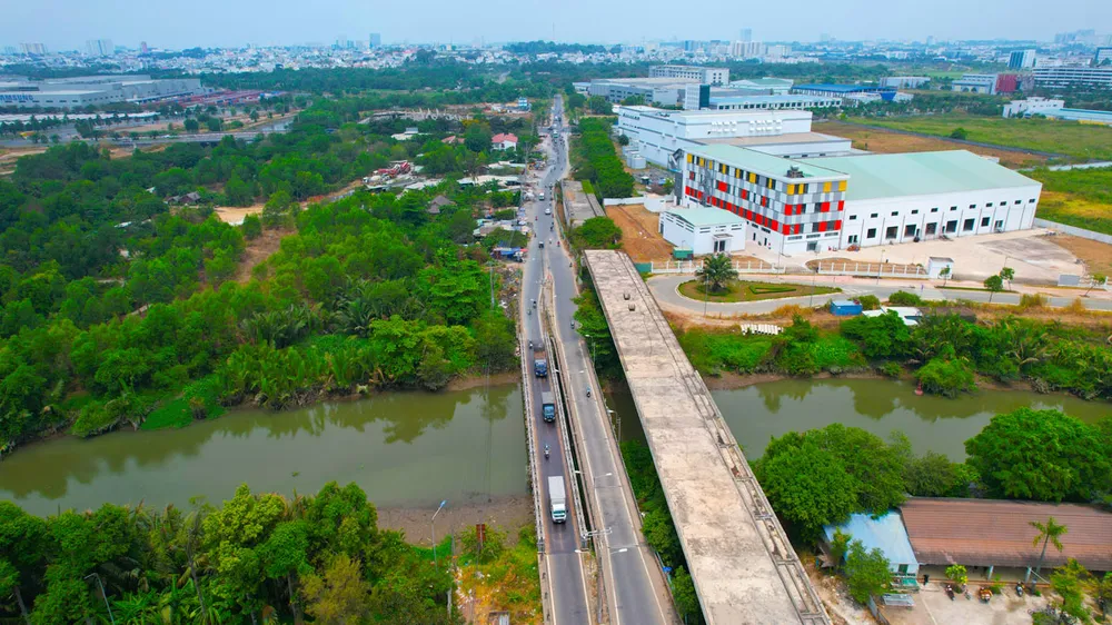 Dự án cầu Tăng Long khởi công từ năm 2017 nhưng cũng tạm dừng thi công từ tháng 9-2019 cho tới nay. Ảnh: NGUYỄN TIẾN