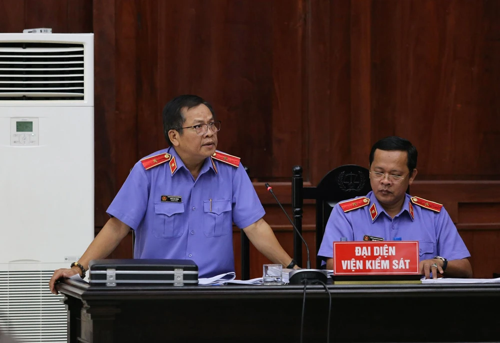 Đại diện VKSND Cấp cao tại TP.HCM trong phiên tòa phúc thẩm. Ảnh: TRƯỜNG GIANG
