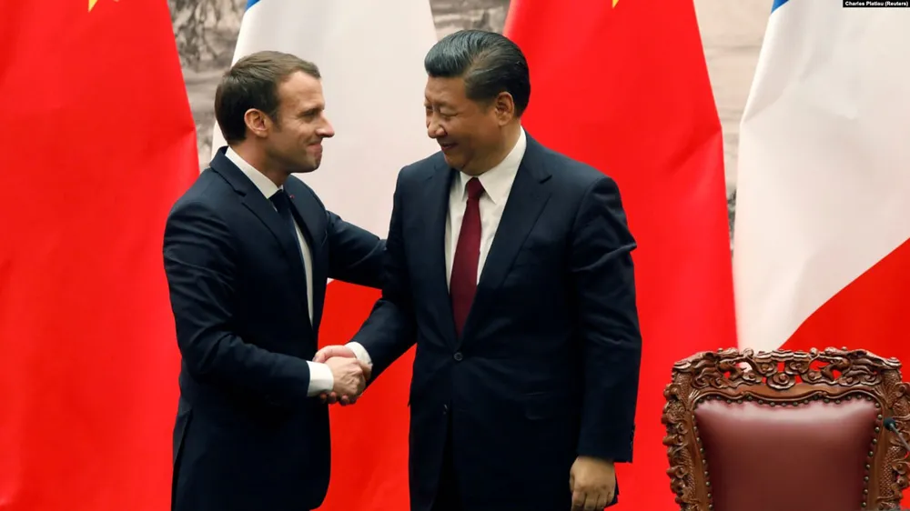 Tổng thống Pháp Emmanuel Macron (trái) được Chủ tịch Trung Quốc Tập Cận Bình (phải) đón tiếp trong chuyến thăm Bắc Kinh vào ngày 9-1-2018. Ảnh: AP