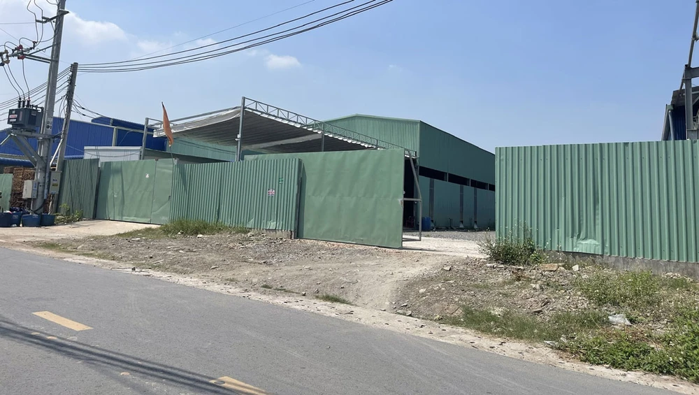 Các nhà xưởng xây dựng trái phép tại phường Tân Phước Khánh, thị xã Tân Uyên. Ảnh: LÊ ÁNH - TRẦN NGỌC Các nhà xưởng xây dựng trái phép tại phường Tân Phước Khánh, thị xã Tân Uyên. Ảnh: LÊ ÁNH - TRẦN NGỌC