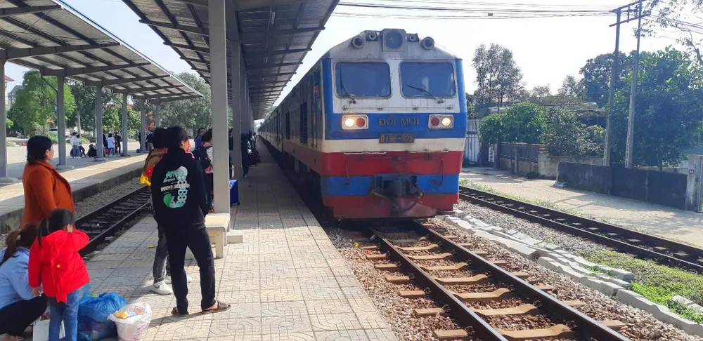 Chiến lược cụ thể là xây mới một tuyến đường sắt tốc độ cao Bắc - Nam và tiếp tục đầu tư khai thác hiệu quả tuyến đường sắt hiện hữu. Ảnh minh họa: VIẾT LONG