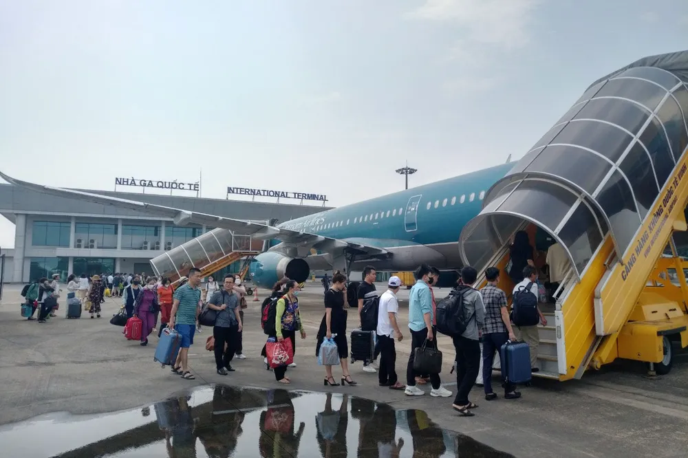 Các chuyên gia hàng không khuyến cáo nên cân nhắc việc áp giá sàn vé máy bay. Ảnh: P.ĐIỀN Các chuyên gia hàng không khuyến cáo nên cân nhắc việc áp giá sàn vé máy bay. Ảnh: P.ĐIỀN