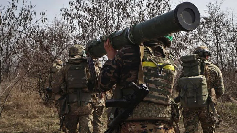 Binh sĩ Ukraine mang các hệ thống tên lửa chống tăng Stugna gần Bakhmut, tỉnh Donetsk, vùng Donbass (miền Đông Ukraine) ngày 17-3. Có thông tin Ukraine đã điều chỉnh chiến lược quân sự sau vụ rò rỉ. Ảnh: AP Binh sĩ Ukraine mang các hệ thống tên lửa chống tăng Stugna gần Bakhmut, tỉnh Donetsk, vùng Donbass (miền Đông Ukraine) ngày 17-3. Có thông tin Ukraine đã điều chỉnh chiến lược quân sự sau vụ rò rỉ. Ảnh: AP