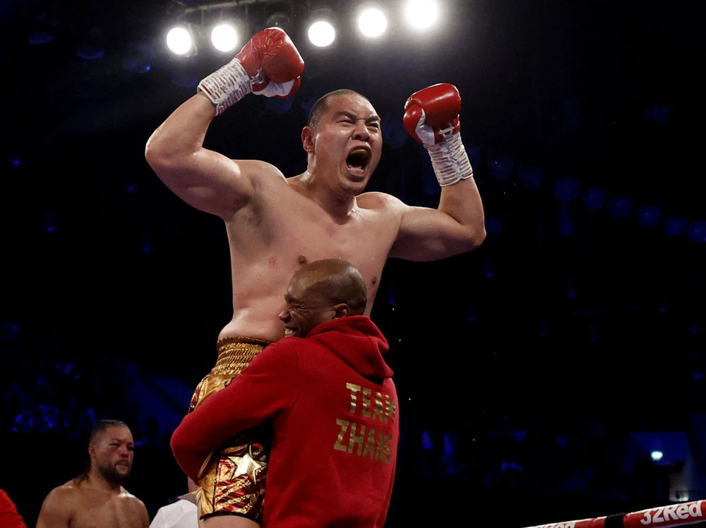 Trương Chí Lôi bước ra ánh sáng sau trận hạ knock out kỹ thuật Joe Joyce. Ảnh: GETTY IMAGES