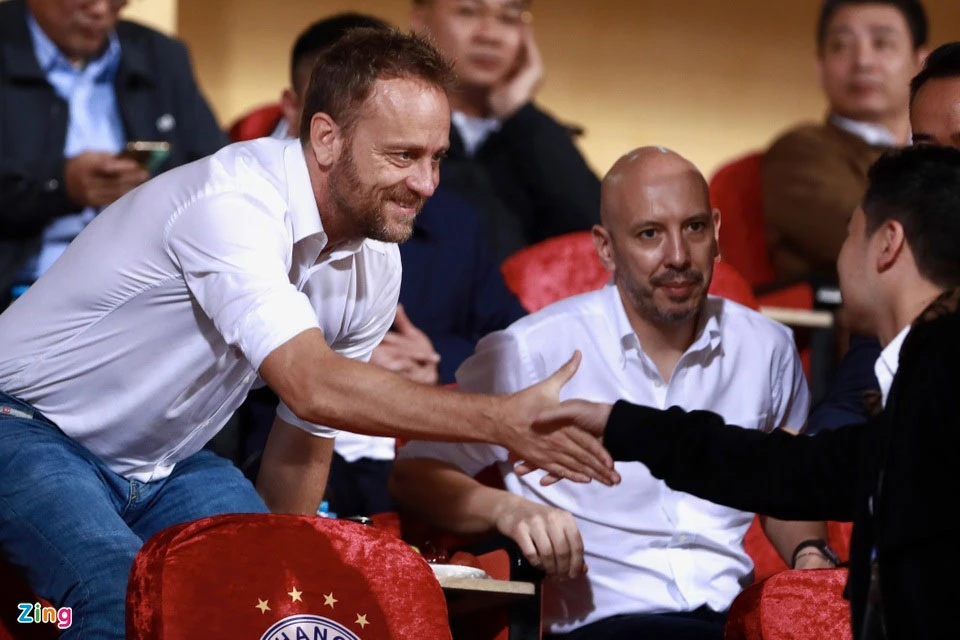 HLV Polking có mặt ở khán đài VIP sân Hàng Đẫy bắt tay lãnh đạo CLB Hà Nội. Ảnh: ZING