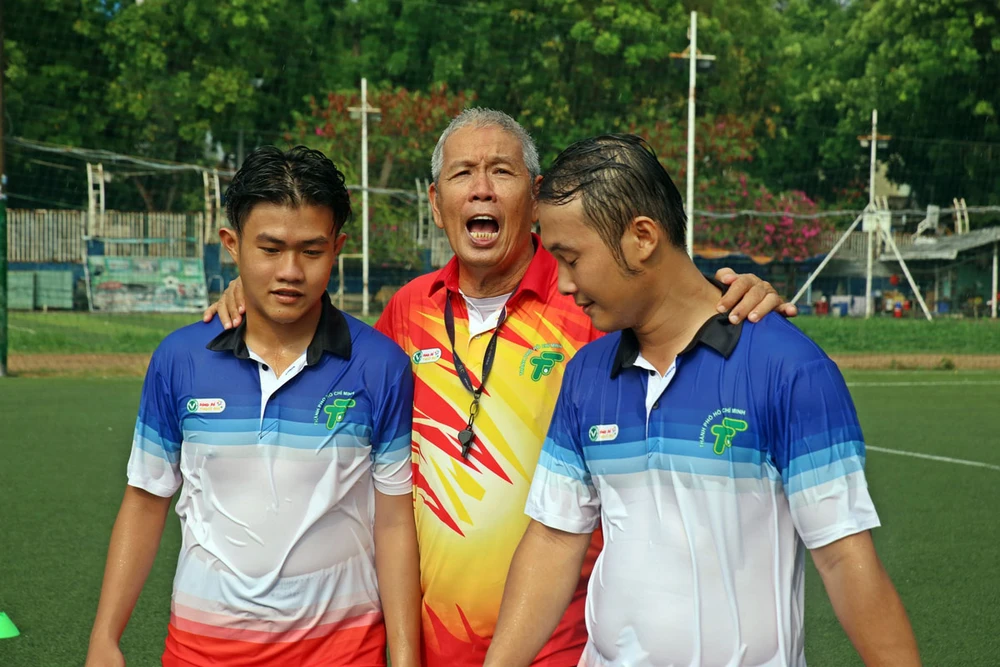 Buổi học đầu tiên thầy trò ướt đẫm dưới mưa nhưng rất vui và có nhiều thu hoạch bổ ích. Ảnh: BĐCĐ