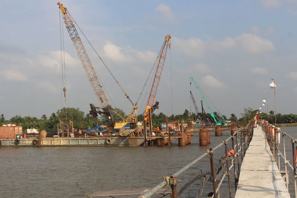 Nhà thầu tập trung thi công dự án cầu Rạch Miễu 2. Ảnh: ĐÔNG HÀ