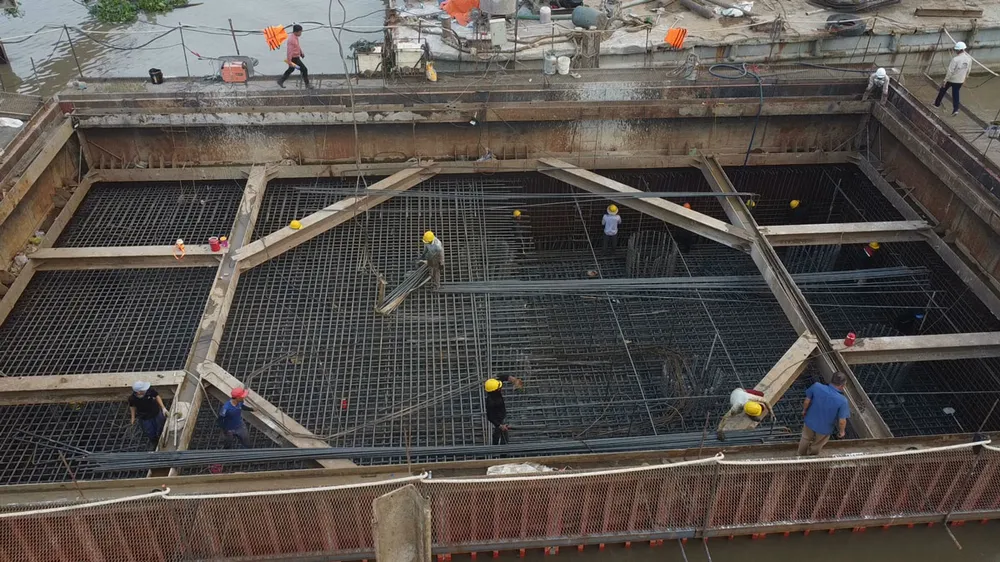 Nhà thầu tập trung thi công dự án cầu Rạch Miễu 2. Ảnh: ĐÔNG HÀ