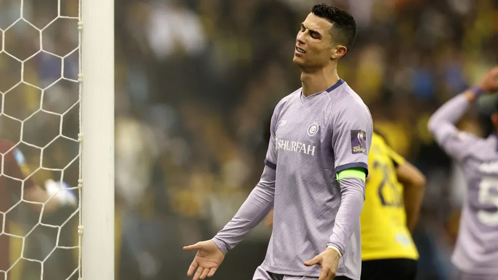 Ronaldo thất vọng sau trận thua Al Wehda. Ảnh: GETTY