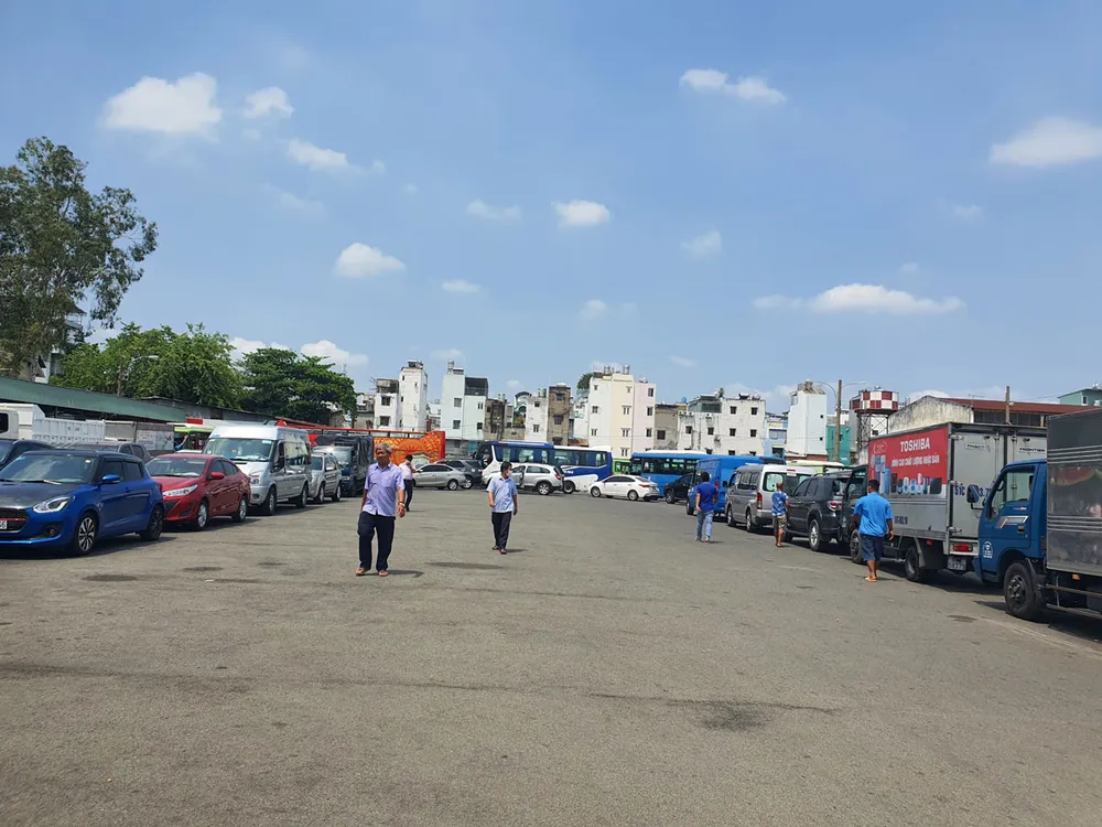 Các trung tâm đăng kiểm tại TP.HCM không còn cảnh chen lấn nộp hồ sơ hay xếp hàng chờ tới lượt nhưng các chủ xe vẫn bức xúc vì phải kiểm định muộn hơn so với ngày xe hết hạn đăng kiểm. Ảnh: THY NHUNG Các trung tâm đăng kiểm tại TP.HCM không còn cảnh chen lấn nộp hồ sơ hay xếp hàng chờ tới lượt nhưng các chủ xe vẫn bức xúc vì phải kiểm định muộn hơn so với ngày xe hết hạn đăng kiểm. Ảnh: THY NHUNG