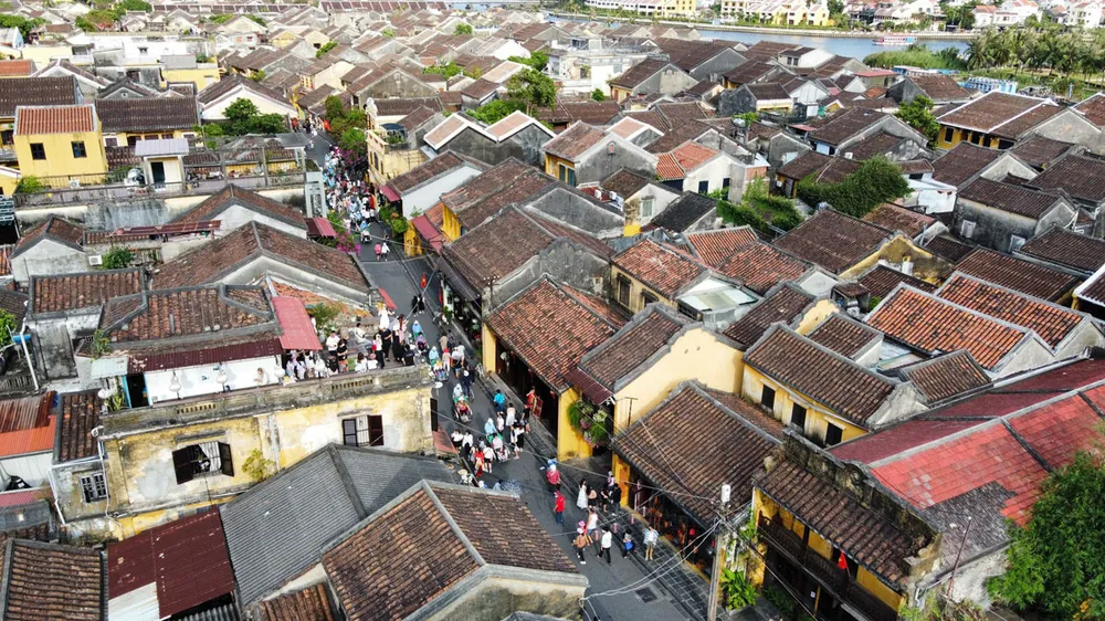 Du khách tham quan phố cổ Hội An. Ảnh: THANH NHẬT