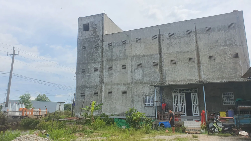 Nguyên đơn cho rằng đất do mình quản lý, sử dụng từ năm 1975 đã bị phía bị đơn cất nhà nuôi yến nên khởi kiện đòi lại. Ảnh: TRẦN VŨ