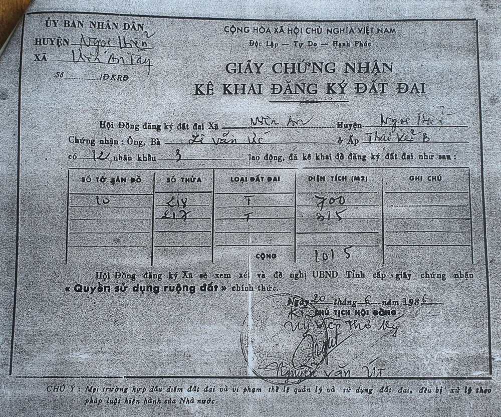 Giấy chứng nhận kê khai đăng ký đất đai của bị đơn ghi dư chữ B so với thực tế.