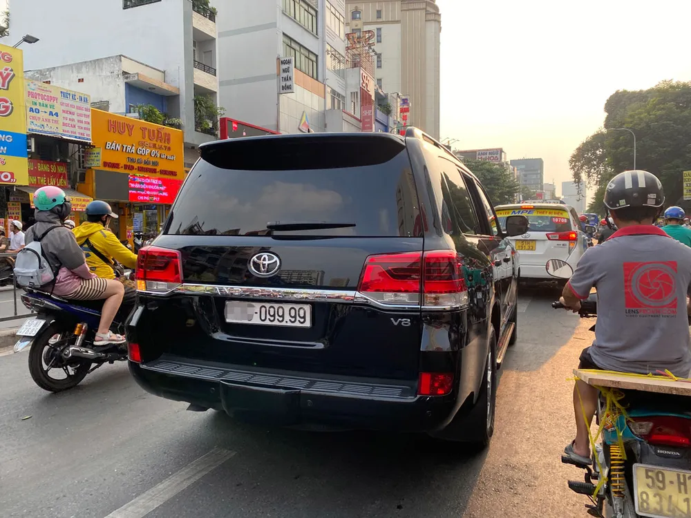 Việc đấu giá biển số ôtô được thực hiện bằng hình thức trực tuyến trên internet. Ảnh: HOÀNG GIANG