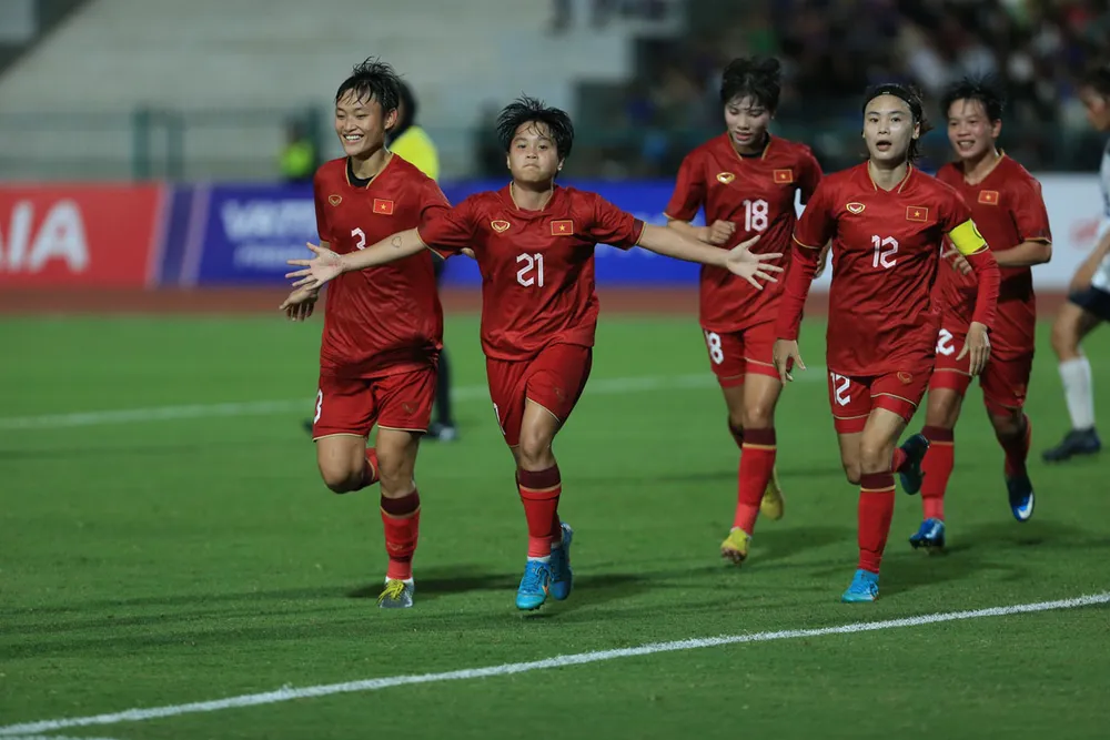 Lá thăm đưa các nữ tuyển thủ Việt Nam gặp may ở vòng loại Olympic. Ảnh: PHƯƠNG NGHI