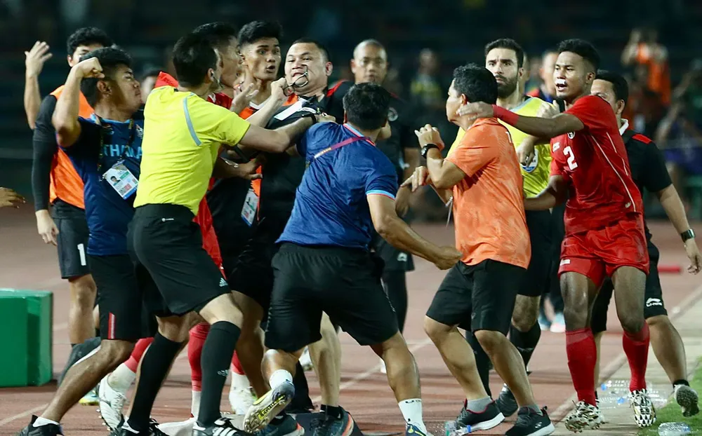 Cuộc loạn đả với sự châm ngòi lại chính từ các trợ lý, những quan chức lãnh đạo đội bóng. Ảnh: ANH PHƯƠNG