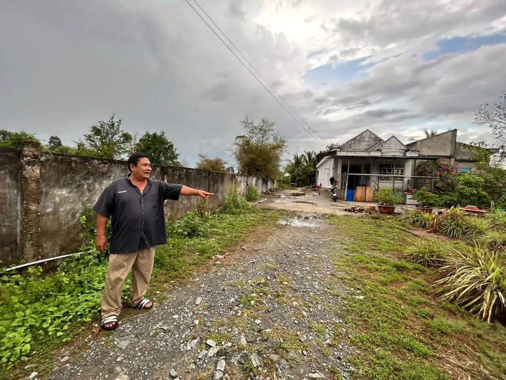 Ông Lê Hoàng Kế và phần nhà đất bị kê biên và đã bán đấu giá. Ảnh: HẢI DƯƠNG