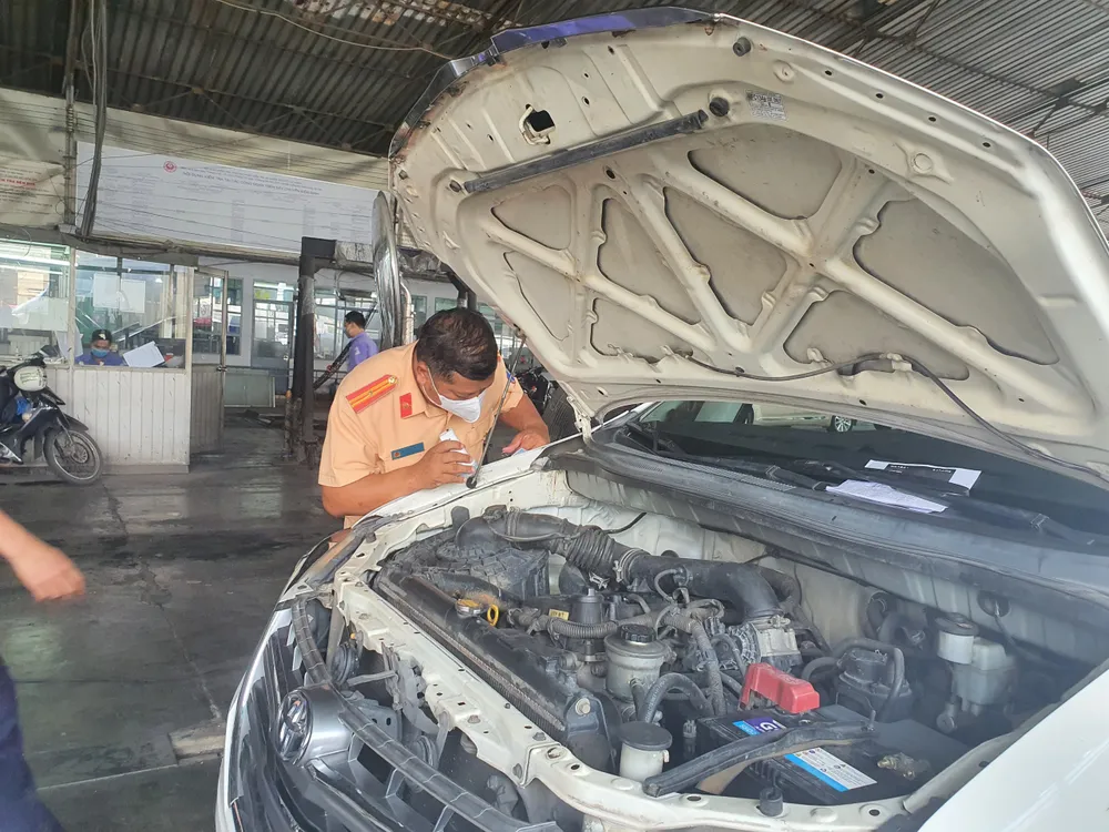 Lực lượng CSGT tham gia hỗ trợ hoạt động đăng kiểm. Ảnh: THY NHUNG