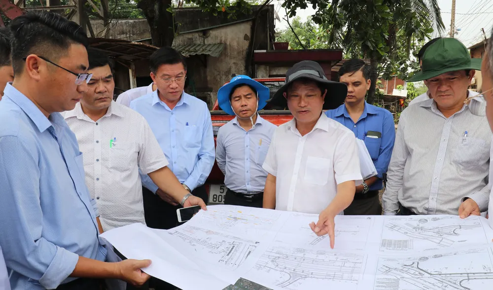 Lãnh đạo tỉnh Bình Dương đi thực tế chỉ đạo tiến độ triển khai dự án đường vành đai 3. Ảnh: LÊ ÁNH