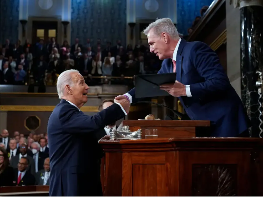 Tổng thống Mỹ Joe Biden (trái) và Chủ tịch Hạ viện Kevin McCarthy vừa thống nhất thỏa thuận nguyên tắc nâng trần nợ công. (Ảnh GETTY IMAGES chụp trong ngày ông Biden phát biểu thông điệp liên bang tại Quốc hội 7-2) Tổng thống Mỹ Joe Biden (trái) và Chủ tịch Hạ viện Kevin McCarthy vừa thống nhất thỏa thuận nguyên tắc nâng trần nợ công. (Ảnh GETTY IMAGES chụp trong ngày ông Biden phát biểu thông điệp liên bang tại Quốc hội 7-2)