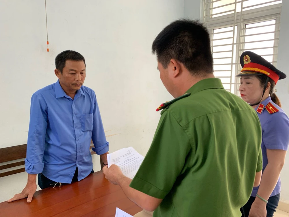 Bị can Nguyễn Tân (53 tuổi, ở TP Đà Nẵng) bị bắt tạm giam hôm 28-4 về tội cố ý gây thương tích cho người sống chung như vợ chồng với mình. Ảnh: HH