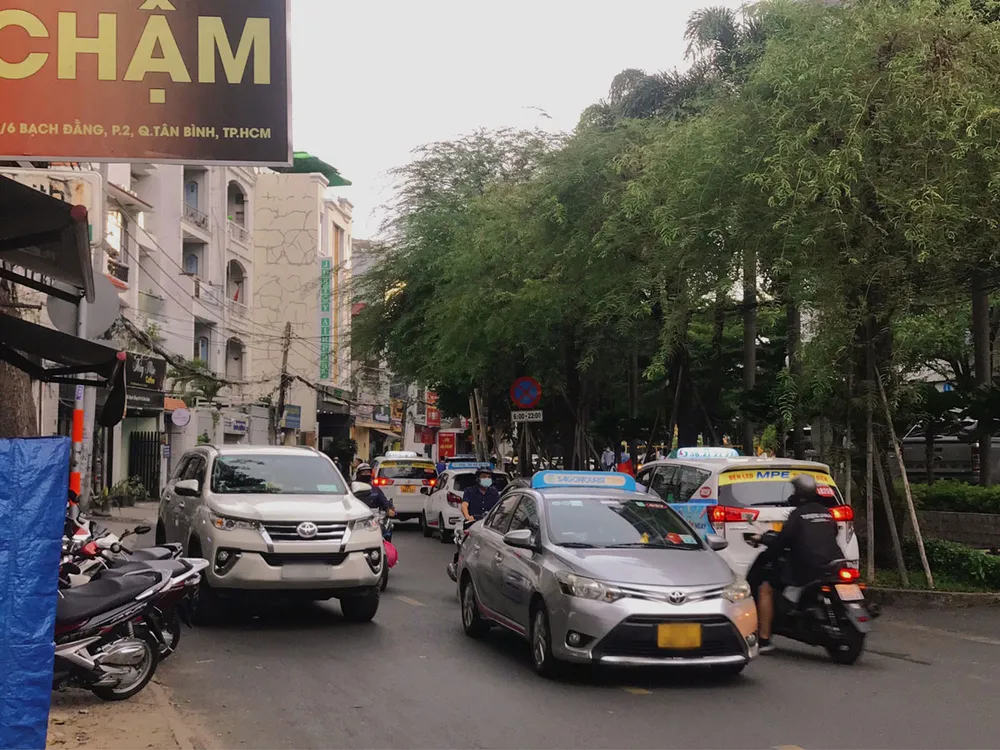 Xe đậu tràn lan dưới lòng đường gây cản trở giao thông trên đường Bạch Đằng. Ảnh: TRẦN MINH