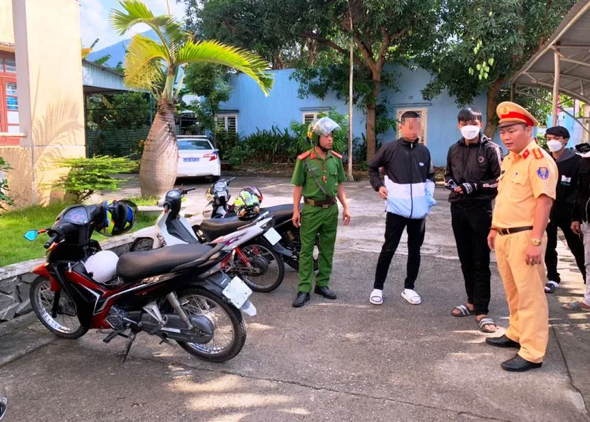 Công an TP Đà Nẵng ngăn chặn nhóm thanh thiếu niên tháo thắng xe máy chạy tốc độ cao trên đèo Hải Vân. Ảnh: HH