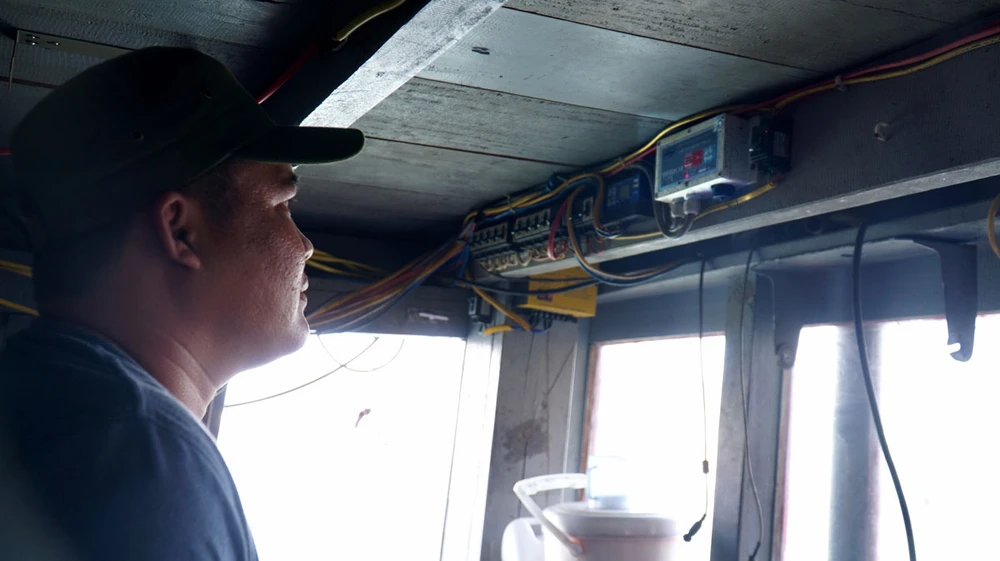 Thiết bị giám sát hành trình gắn trên tàu đánh bắt xa bờ ở Khánh Hòa. Ảnh: HUỲNH HẢI