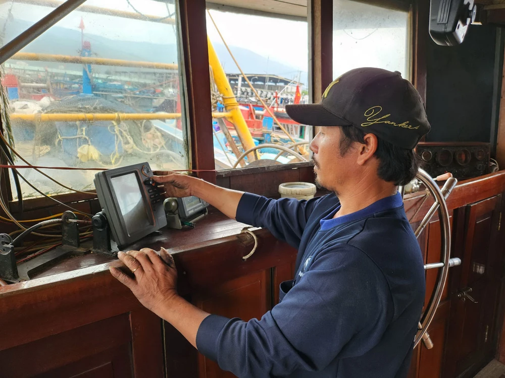 Ngư dân Quảng Nam bật thiết bị giám sát hành trình khi tham gia đánh bắt trên biển. Ảnh: THANH NHẬT